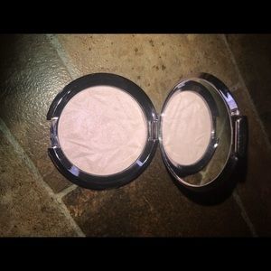 Becca prismatic amethyst highlighter